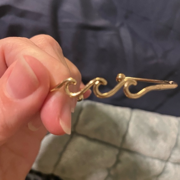 Elegant Gold Wave Bracelet - Picture 4 of 4